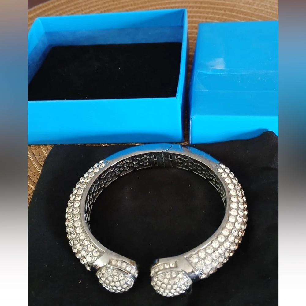 ** ESTATE DESIGNER JOAN BOYCE  KISSABLE RHINESTONE BRACELET  IN BOX